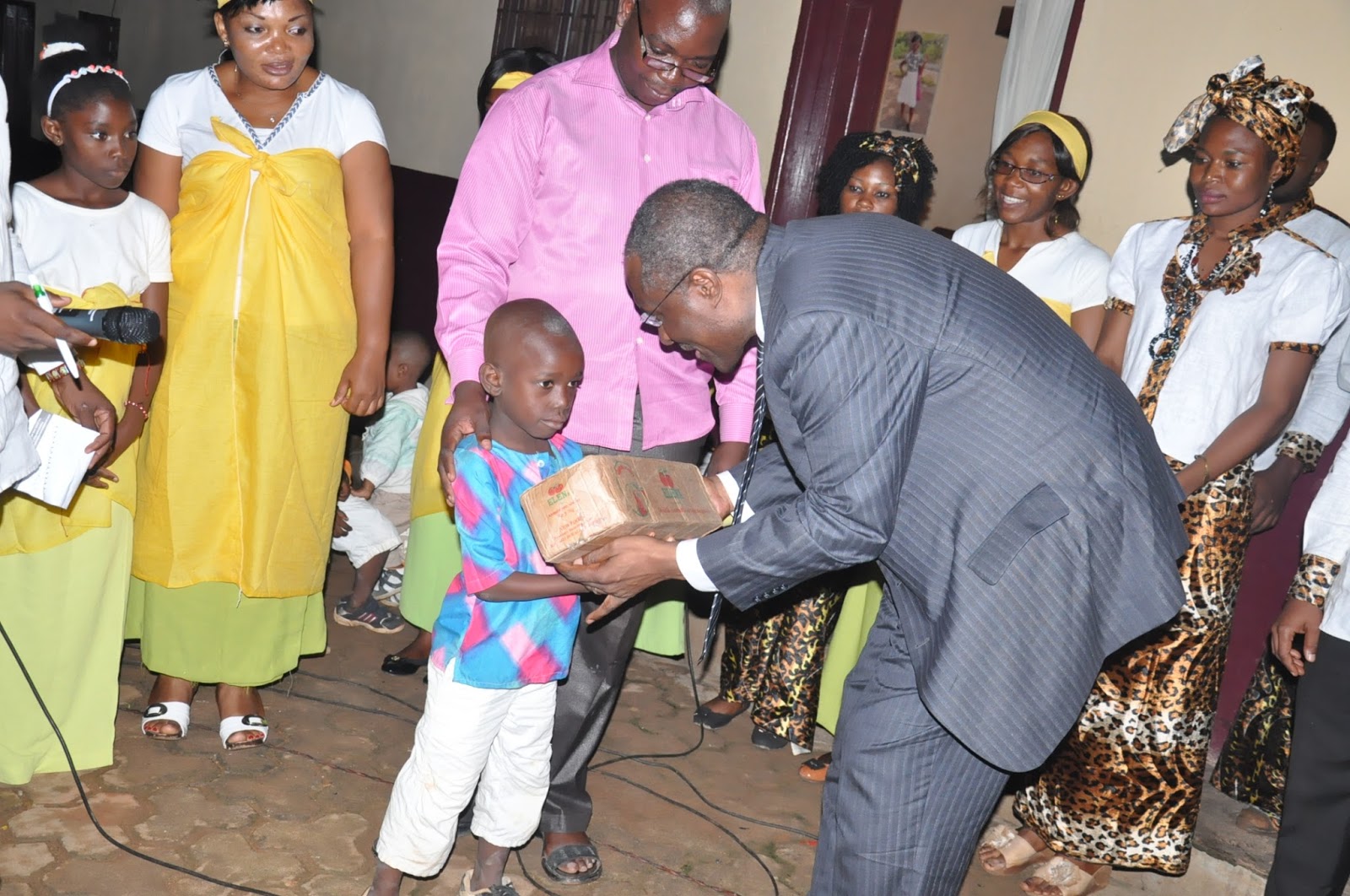 Dr. Fomunyoh presenting gifts to the orphans of "Fondation Marie France"