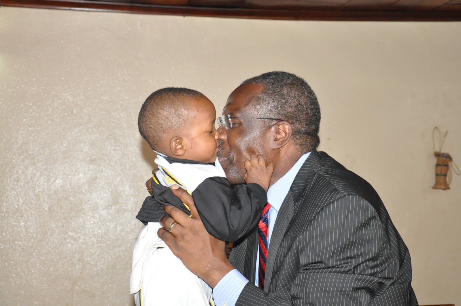 Dr. Fomunyoh steps into "Fondation Nazareth" for his usual philantropic spree