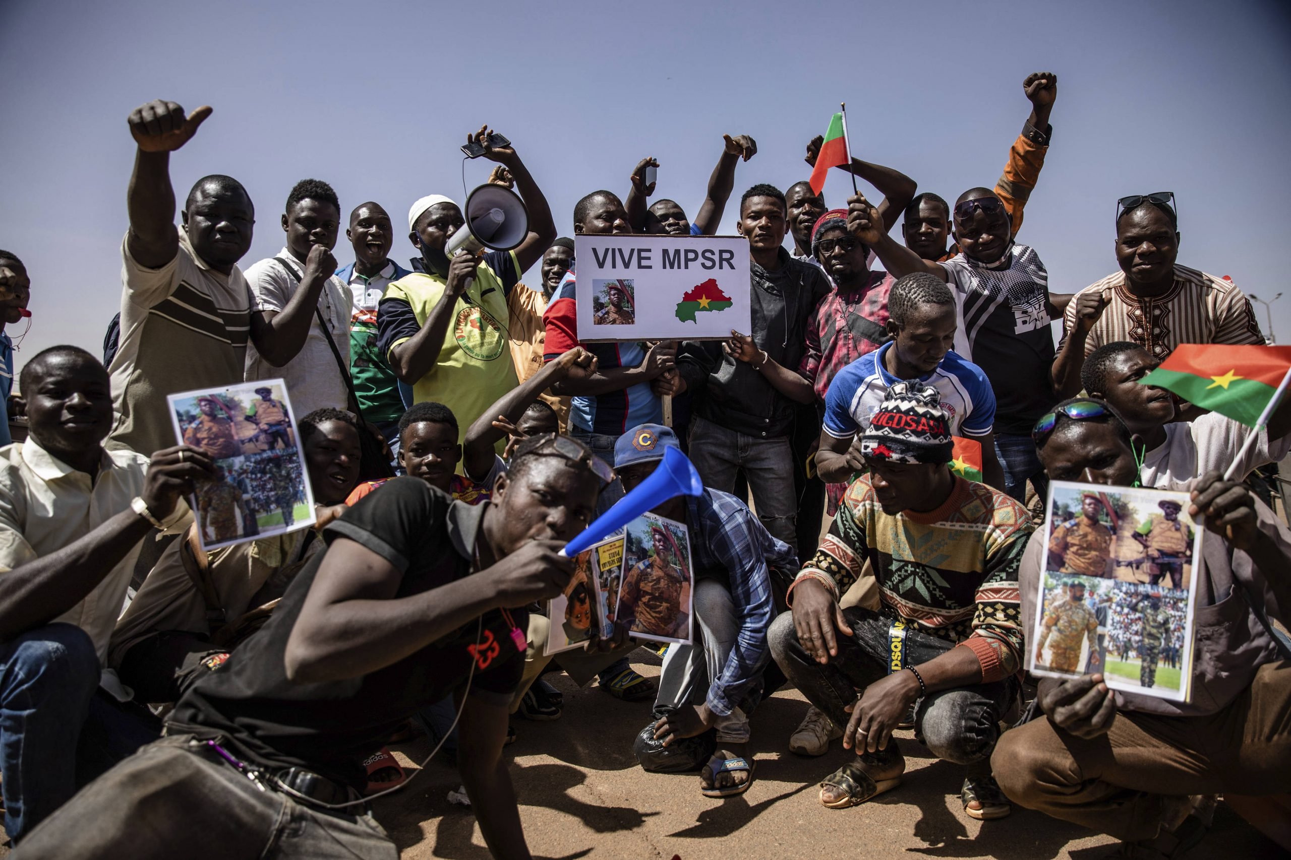 Des manifestants pro-junte, le 25 janvier &agrave; Ouagadougou. &rdquo;Sophie Garcia/AP/SIPA