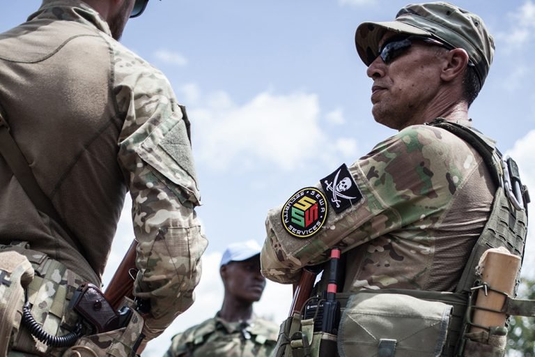 Un membre de la protection rapproch&eacute;e de Touad&eacute;ra, de la soci&eacute;t&eacute; russe Sewa Security, &agrave; Berengo, en Centrafrique, le 4 Ao&ucirc;t 2018. &rdquo; FLORENT VERGNES/AFP