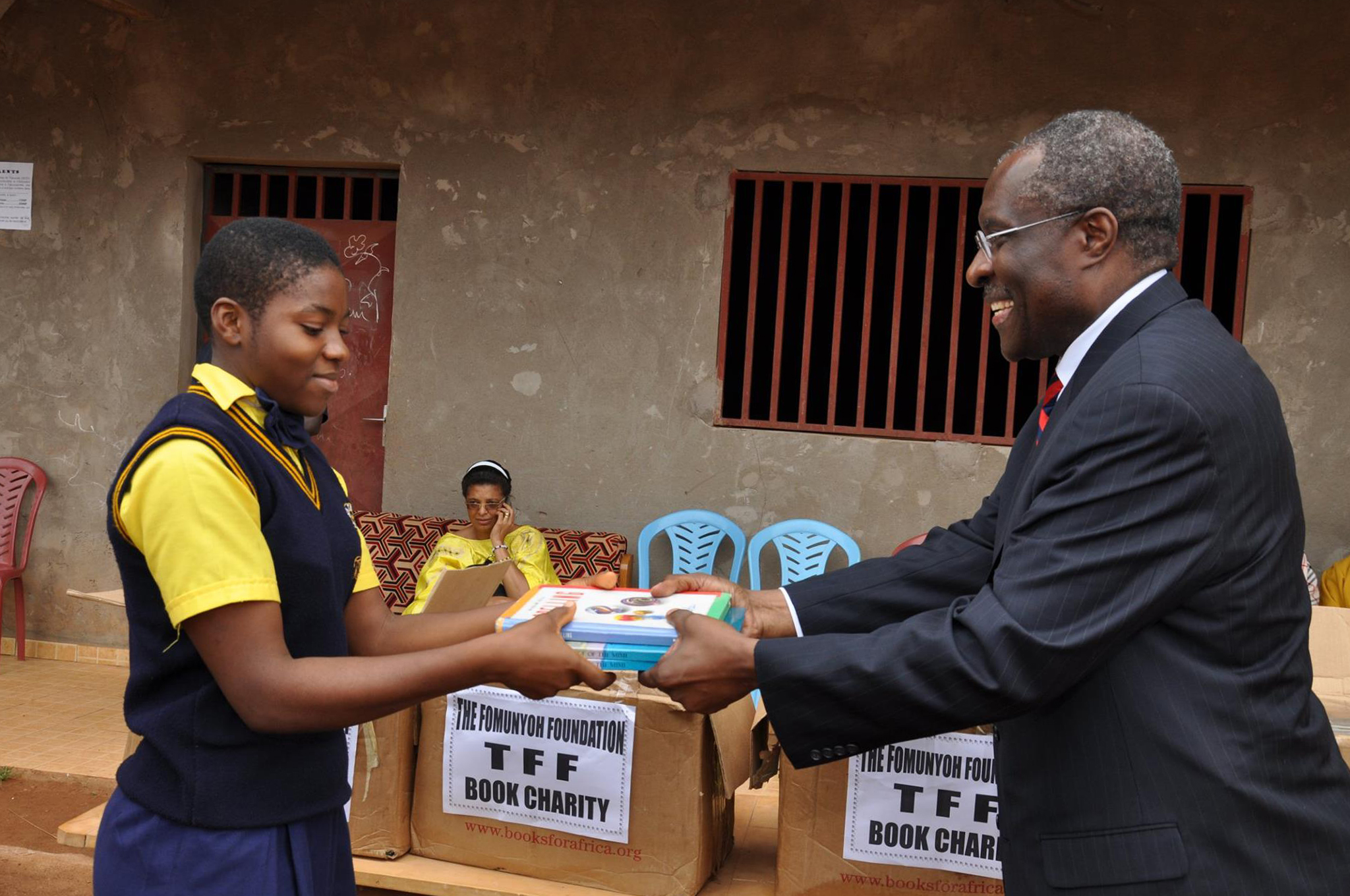Christopher Fomunyoh visiting schools in Yaounde 1